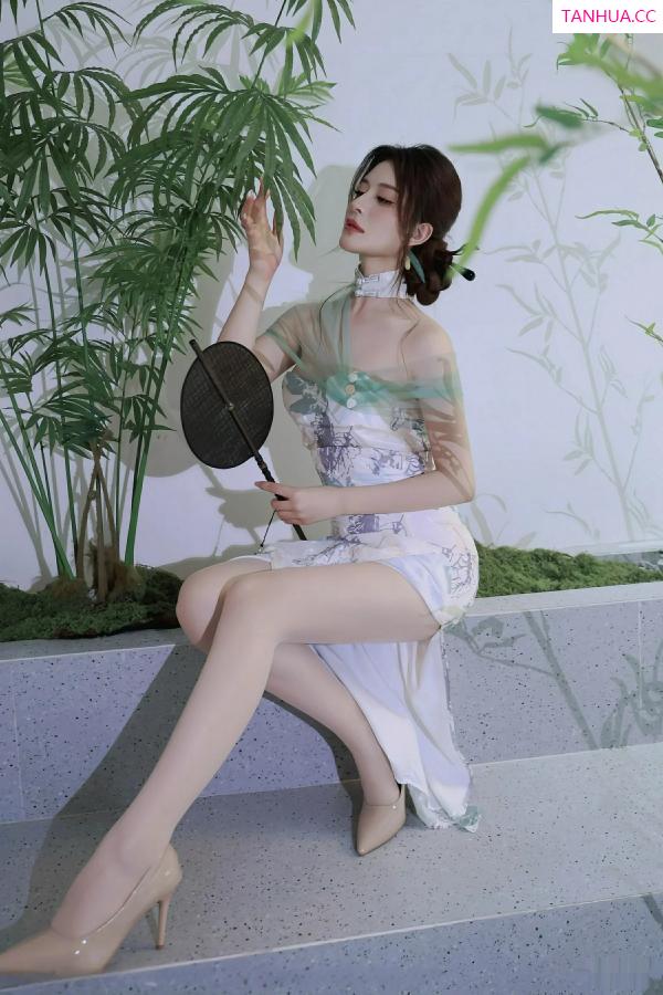   [XiuRen]高清写真图 2025.08.27 No.10694 阿依莎 浅色古风第31张图片